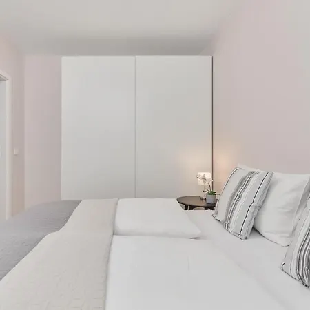 Nowa Manufaktura Krzyki By Renters *